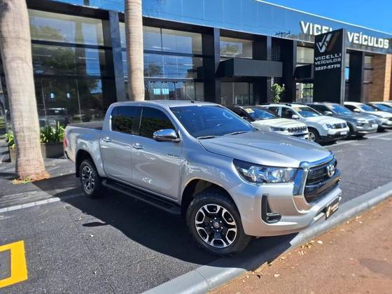TOYOTA HILUX 2.8 D-4D TURBO DIESEL CD SRV 4X4 AUTOMÁTICO TOYOTA HILUX 2.8 D-4D TURBO DIESEL CD SRV 4X4 AUTOMÁTICO